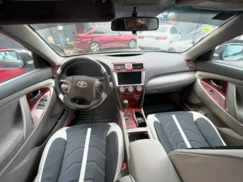 Toyota Camry   - 2010