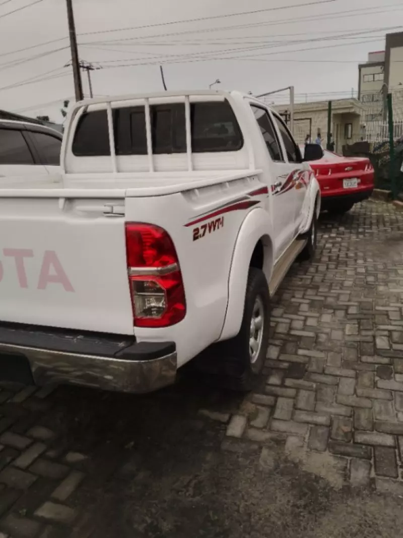 Toyota Hilux    - 2012