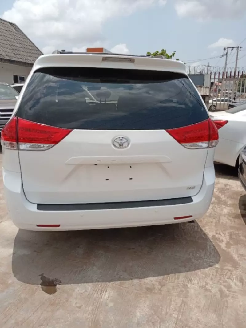 Toyota Sienna - 2011