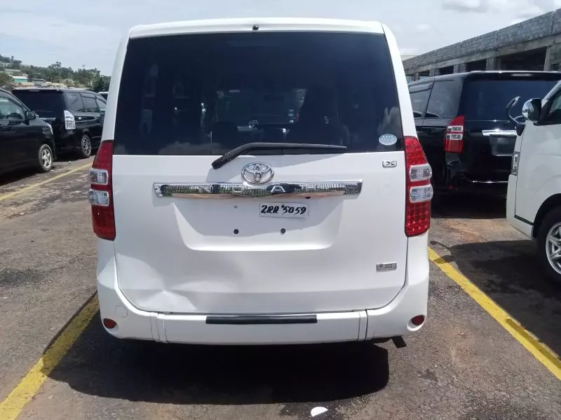 Toyota Noah   - 2012