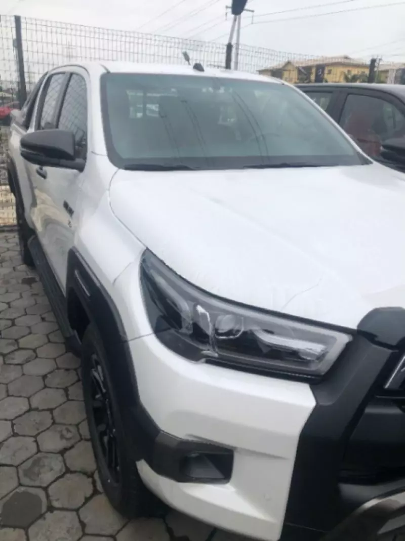 Toyota Hilux Revo    - 2023
