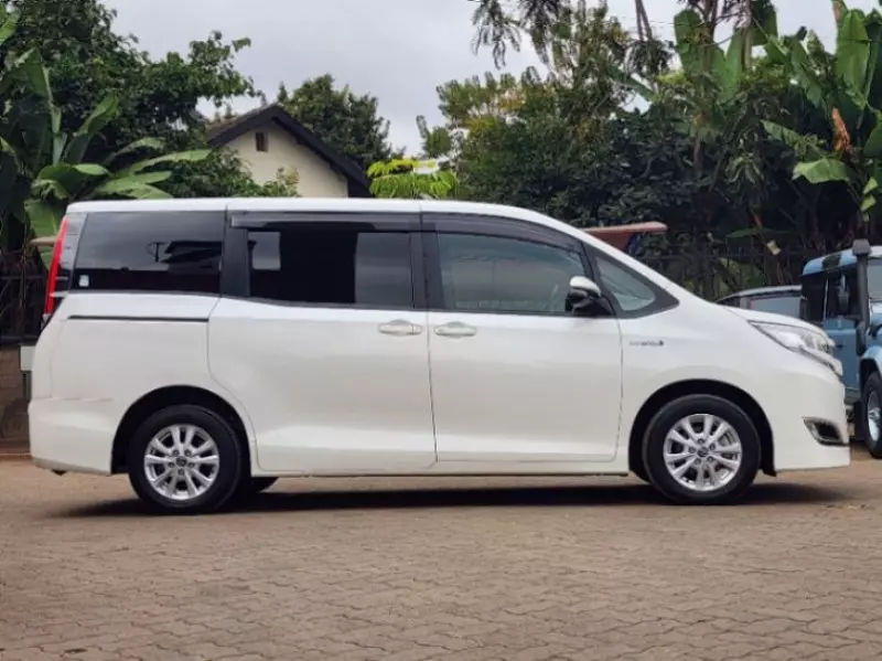Toyota Noah   - 2018