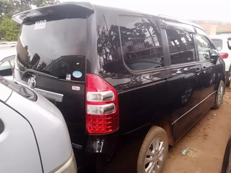 Toyota Noah   - 2012