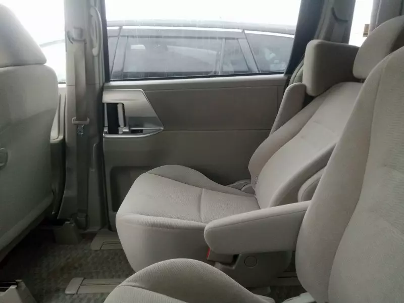 Toyota Noah   - 2012