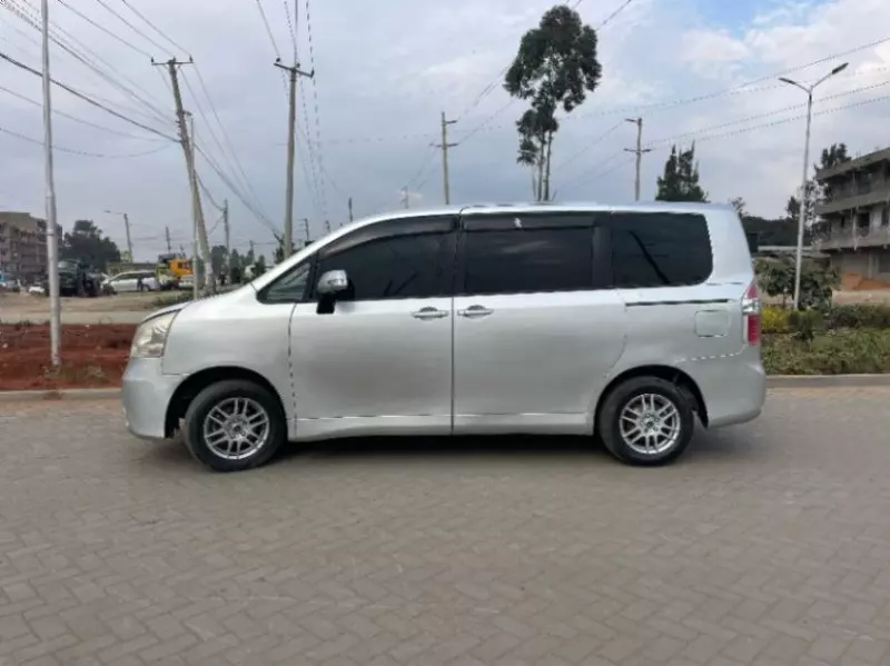 Toyota Noah   - 2008