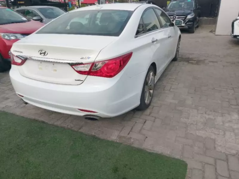 Hyundai Sonata   - 2011
