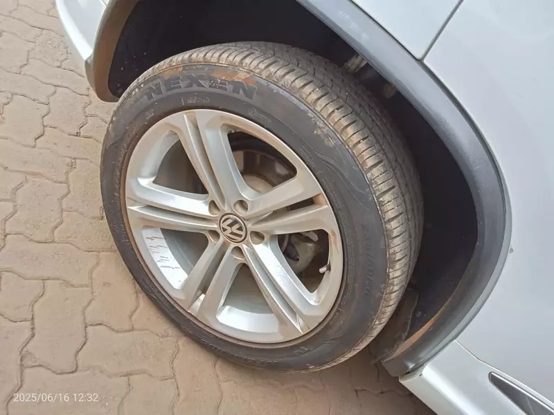 Volkswagen Tiguan   - 2015