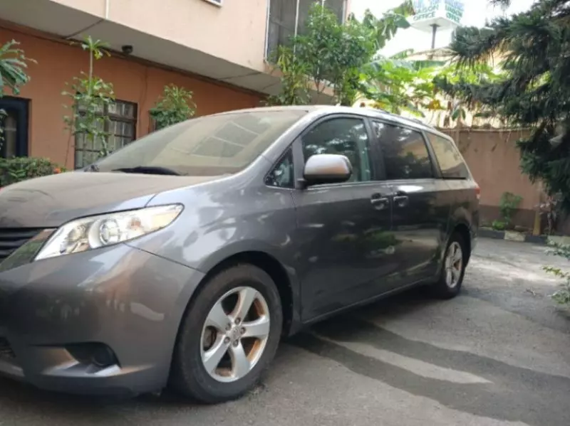 Toyota Sienna   - 2011