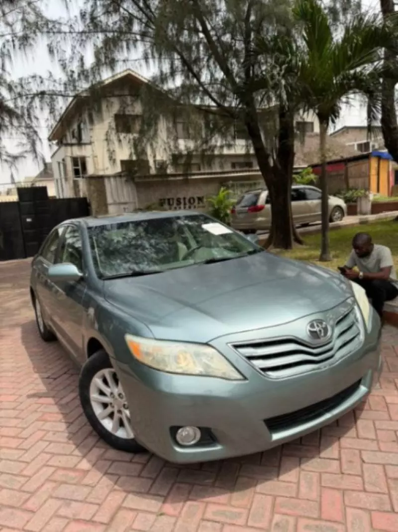 Toyota Camry   - 2010