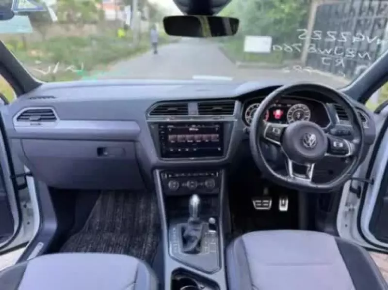 Volkswagen Tiguan   -