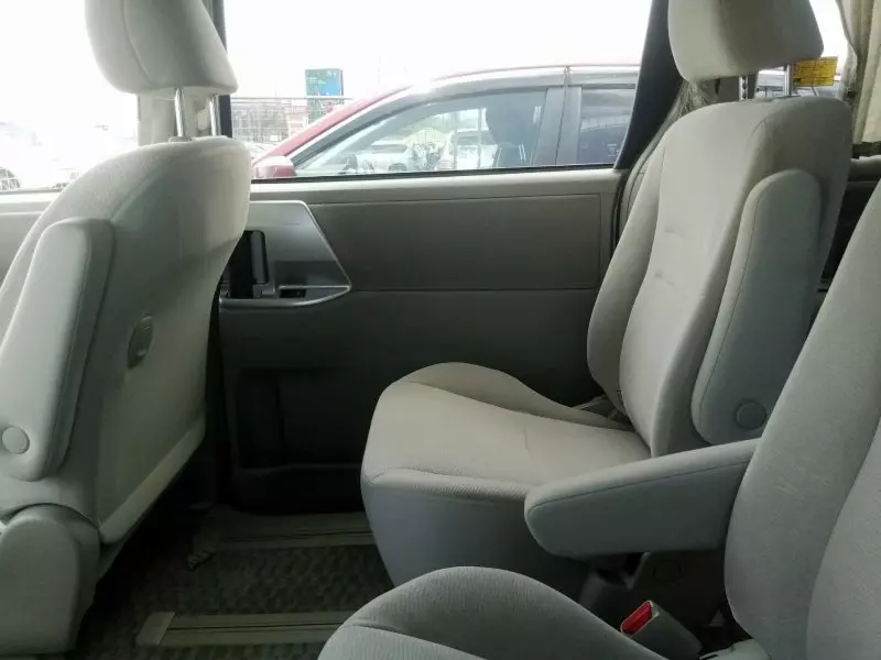 Toyota Noah   - 2012