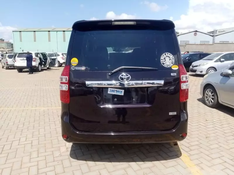 Toyota Noah   - 2012