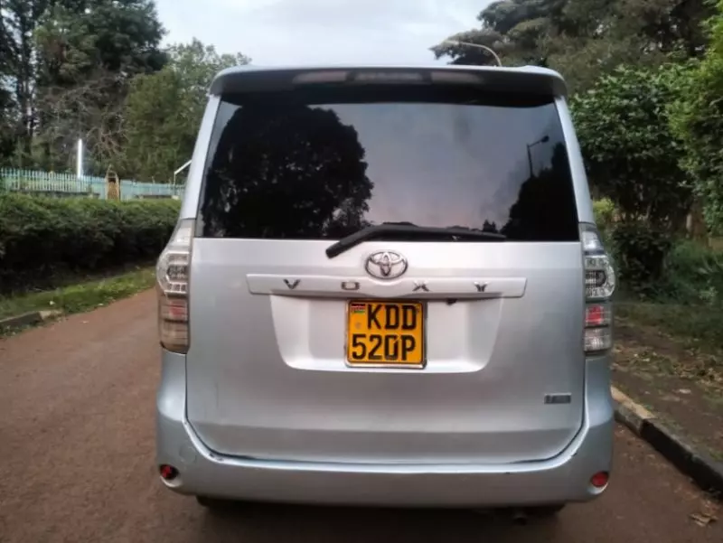 Toyota Voxy    - 2014