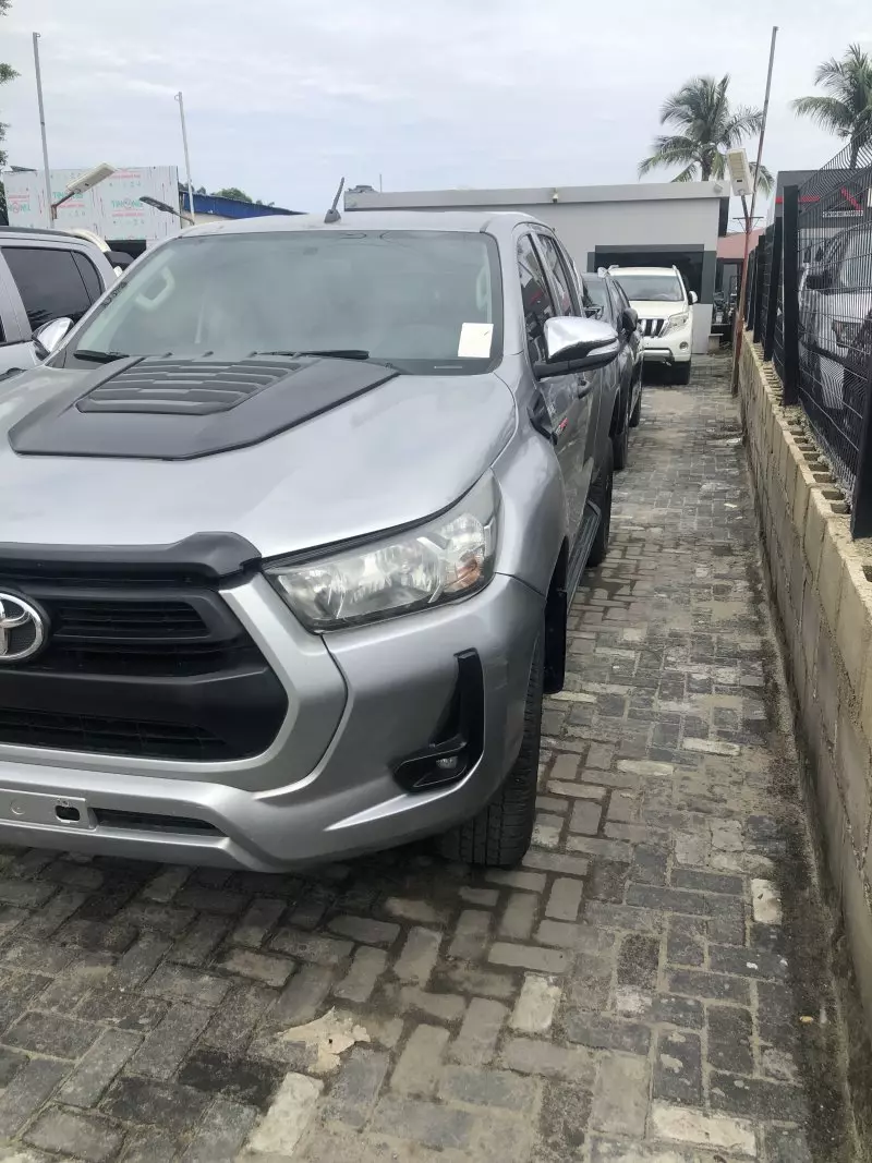 Toyota Hilux    - 2021