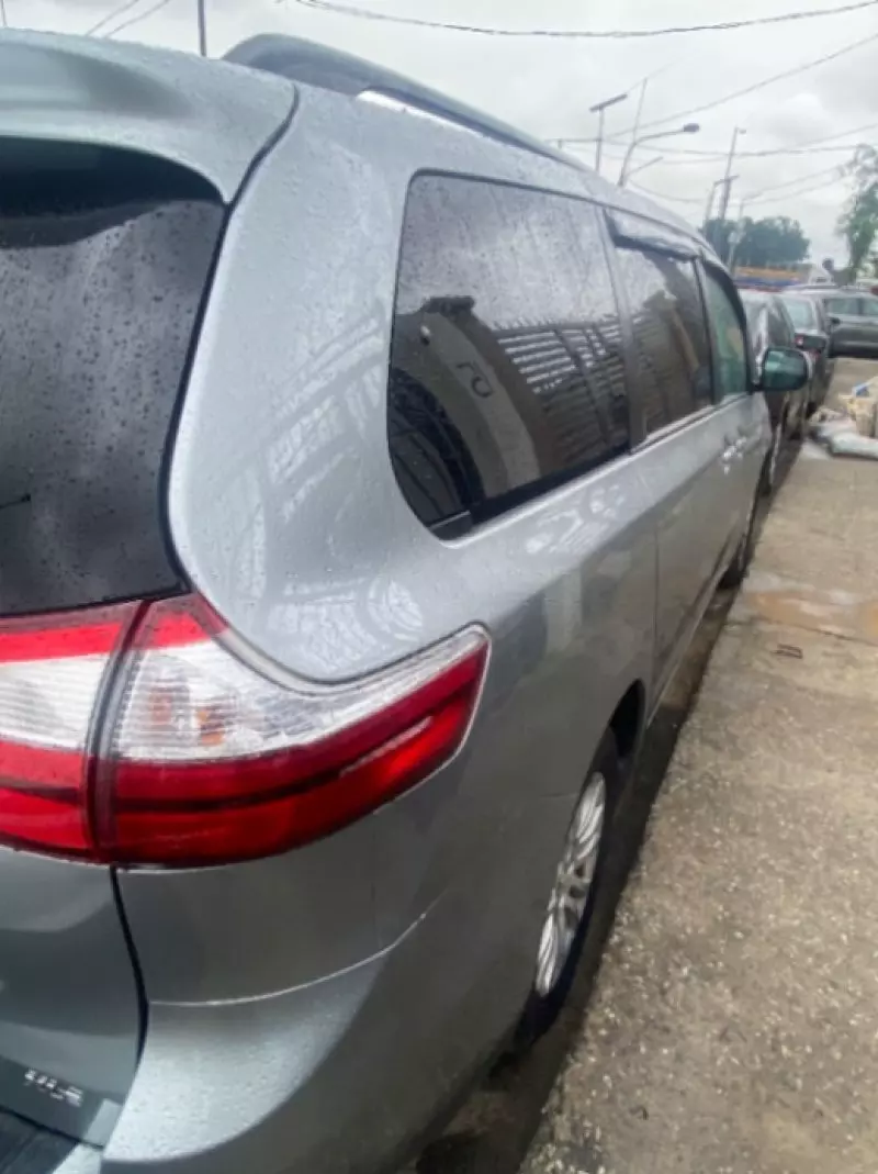 Toyota Sienna   - 2017