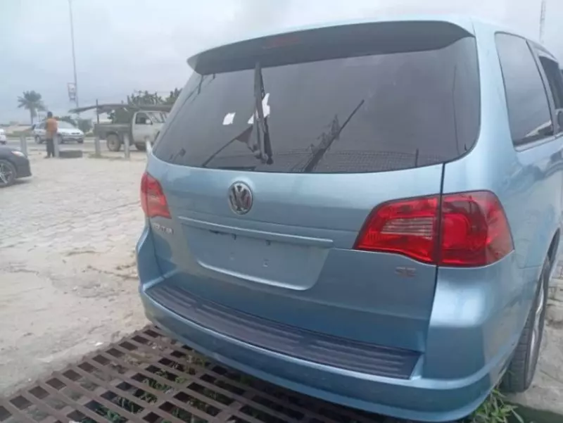Volkswagen Routan   - 2010