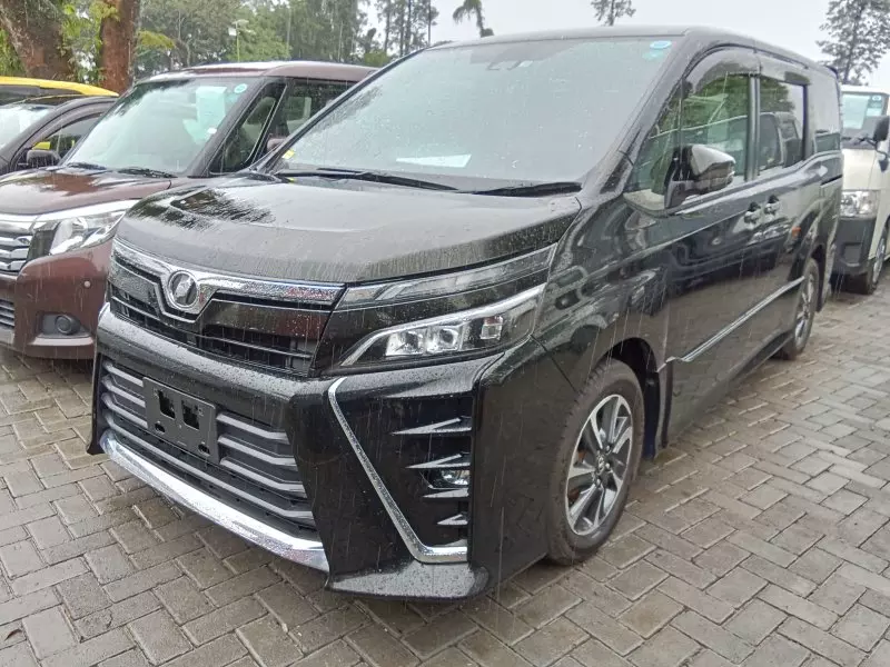 Toyota Voxy    - 2017