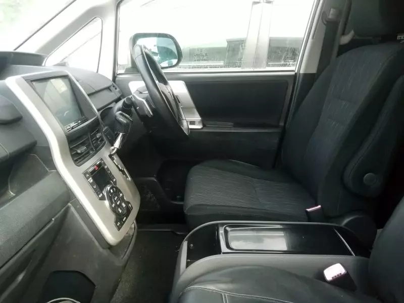 Toyota Noah   - 2012