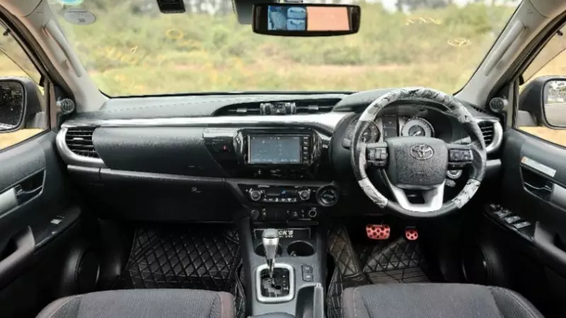 Toyota Hilux   - 2021