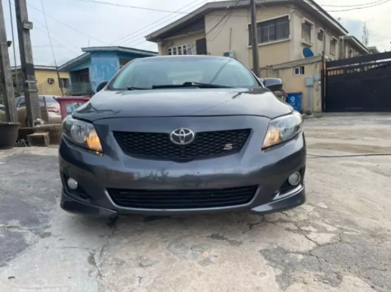Toyota corolla   - 2010