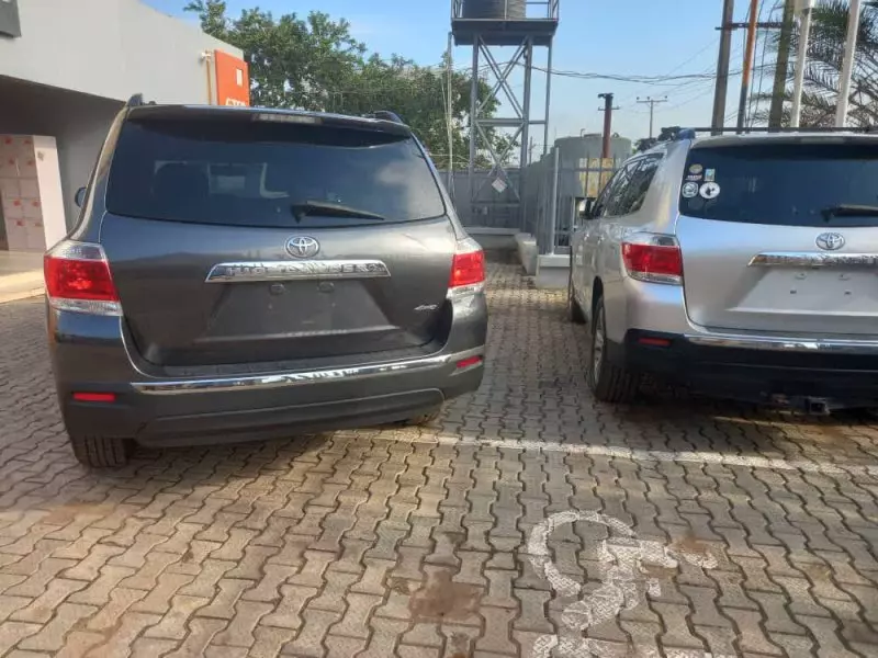 Toyota Highlander   - 2013