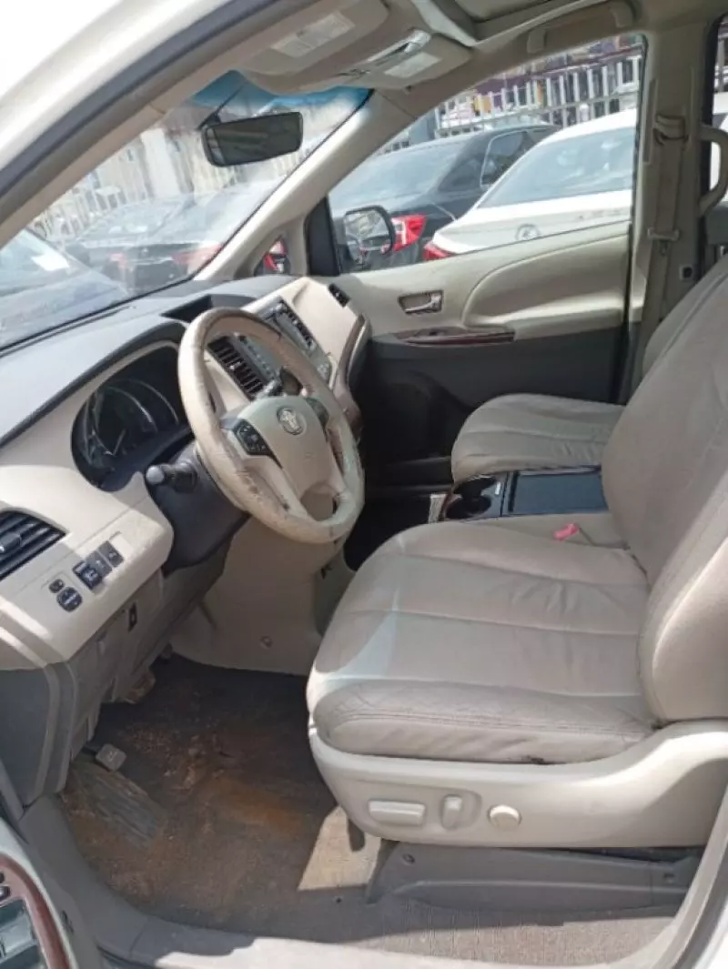 Toyota Sienna - 2011