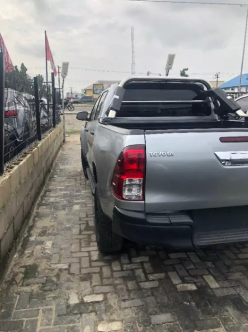 Toyota Hilux    - 2021