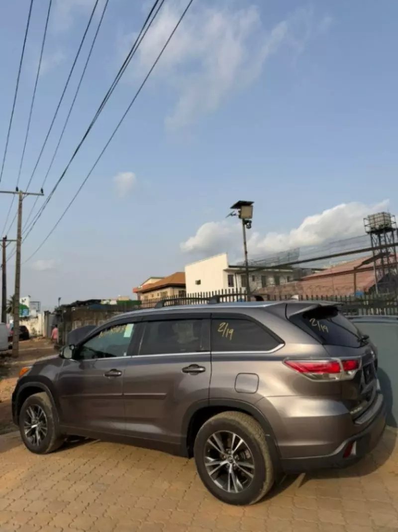 Toyota Highlander   - 2016