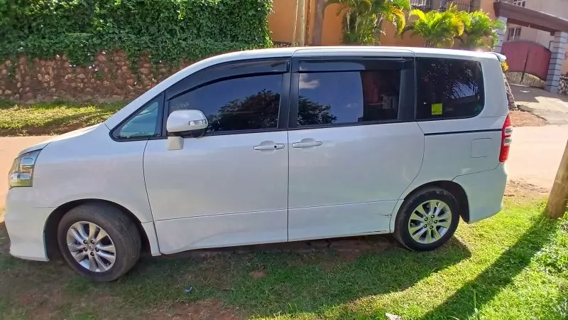 Toyota Noah   - 2010