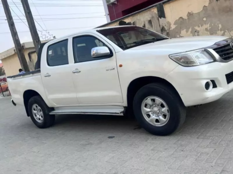 Toyota Hilux    - 2012