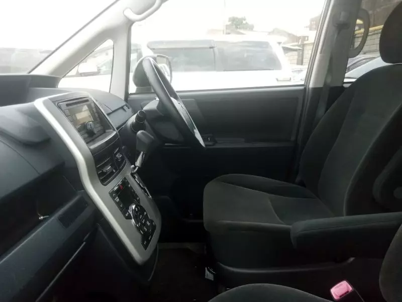 Toyota Noah   - 2012