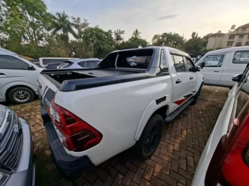 Toyota Hilux   - 2021