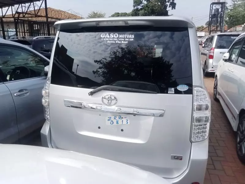 Toyota Noah   - 2012