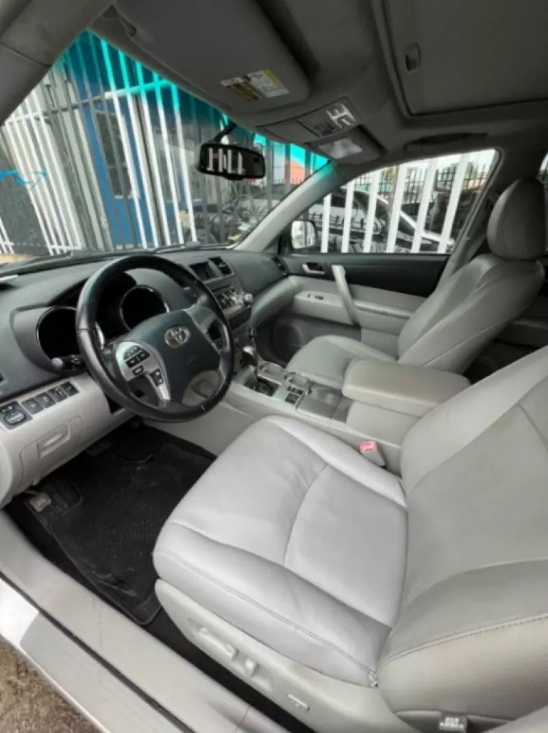 Toyota Highlander   - 2012