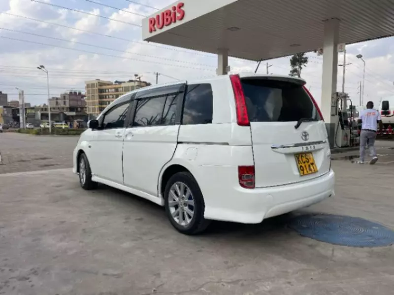 Toyota Isis    - 2011