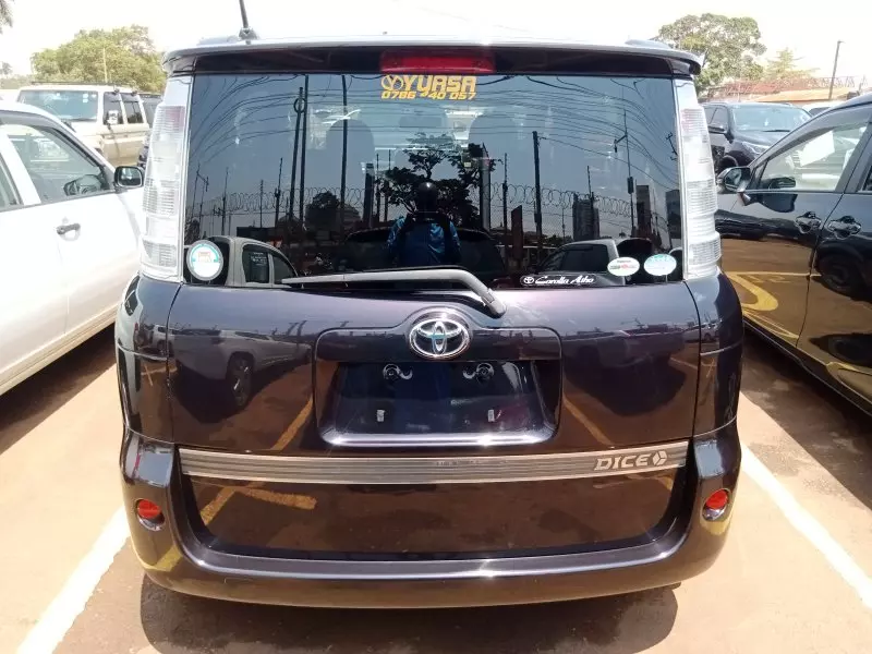 Toyota Sienta   - 2011
