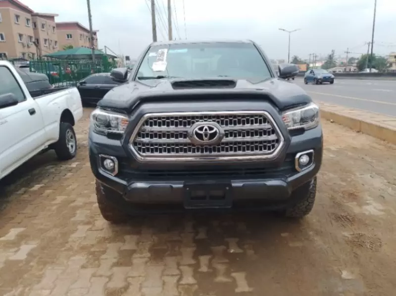 Toyota Tacoma   - 2017