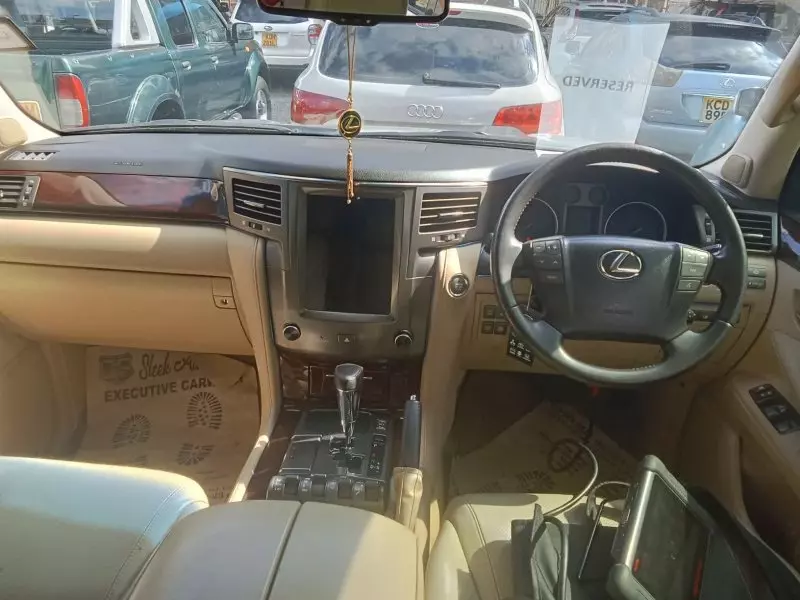 Lexus LX 570   - 2011