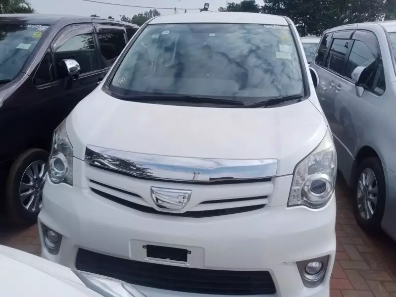 Toyota Noah   - 2012