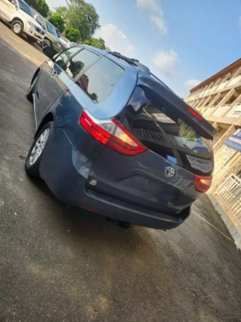 Toyota Sienna - 2016