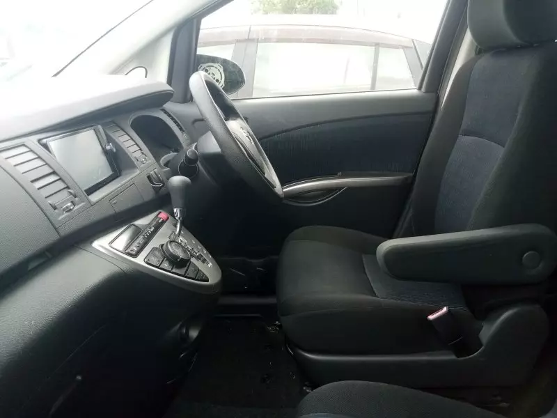 Toyota Isis    - 2011