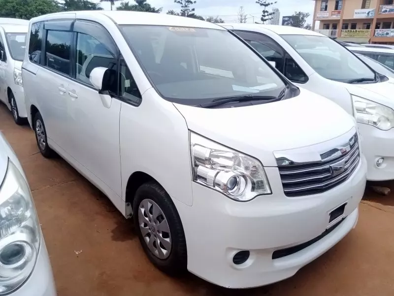 Toyota Noah   - 2012