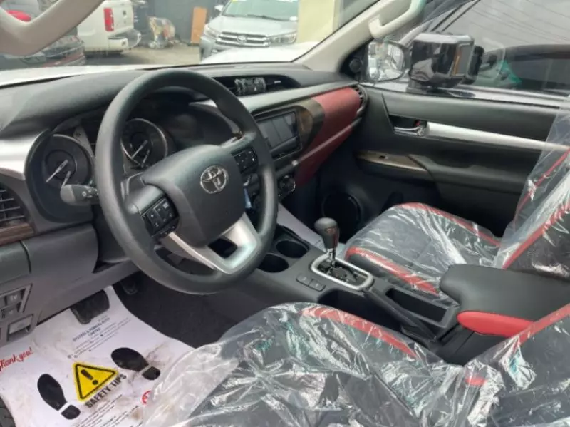 Toyota Hilux   - 2025