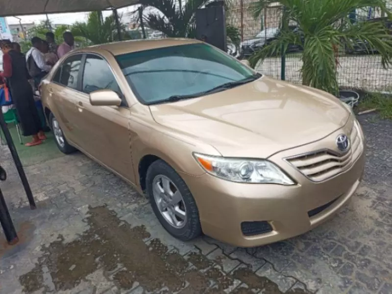 Toyota Camry   - 2011