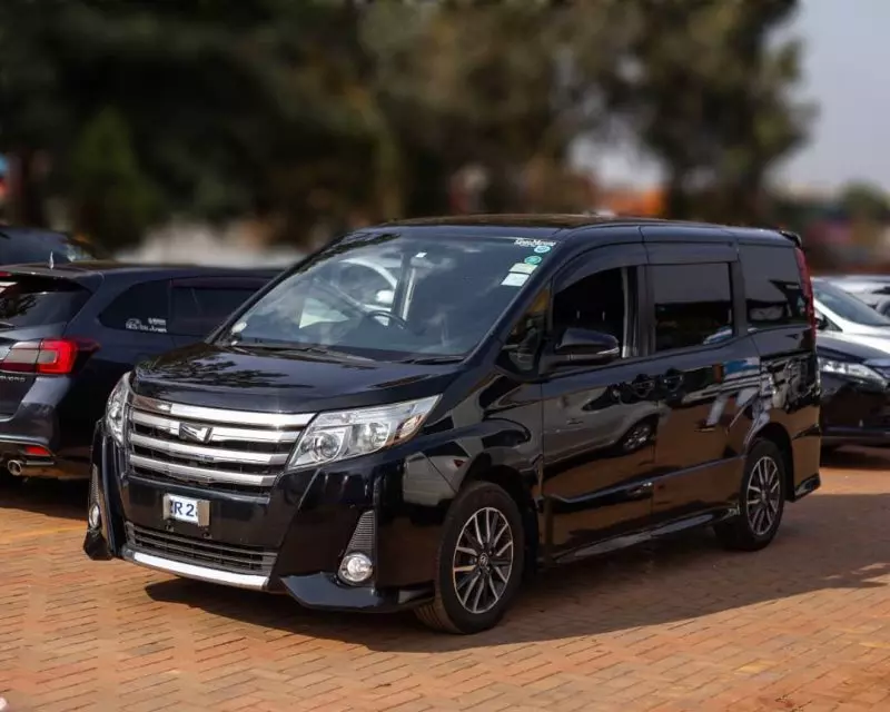 Toyota Noah   - 2014