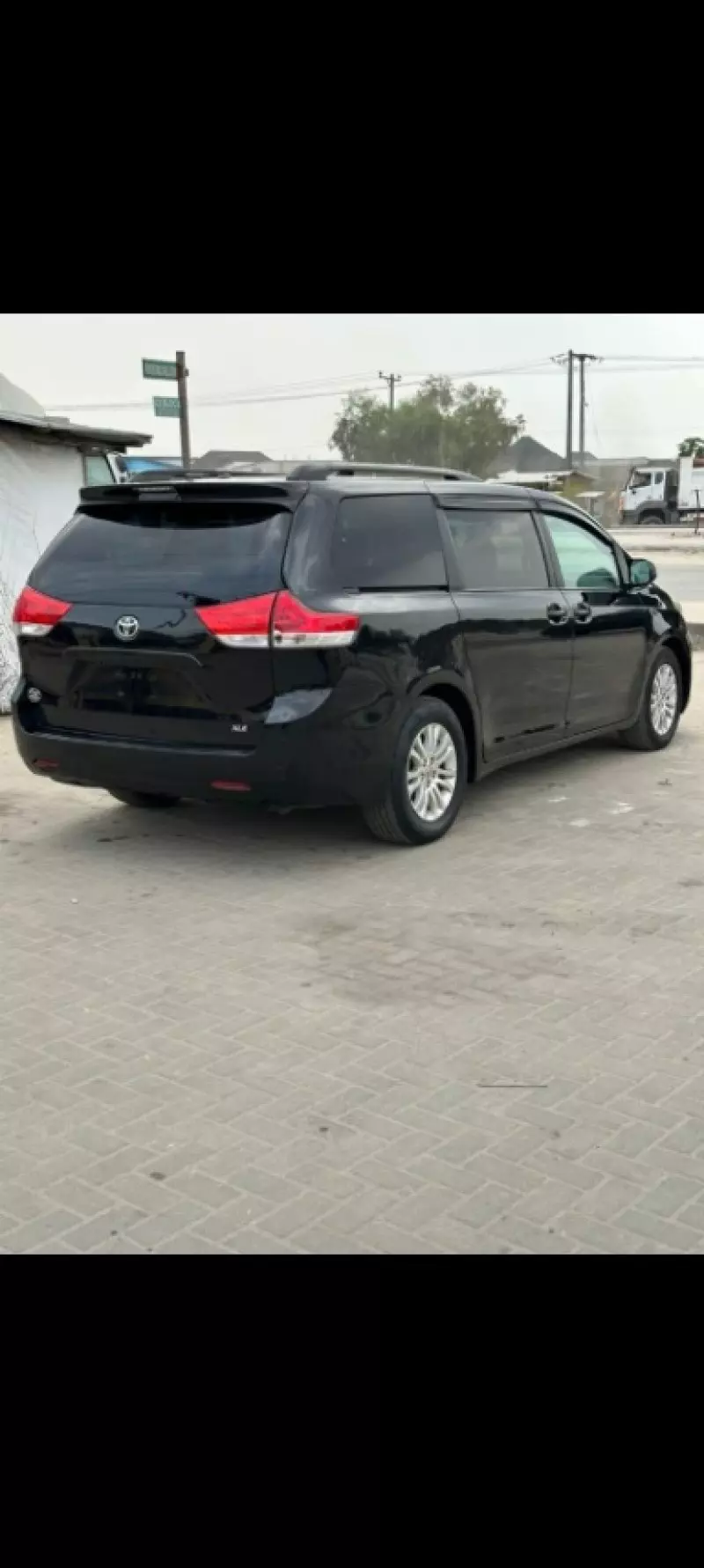 Toyota Sienna   - 2011