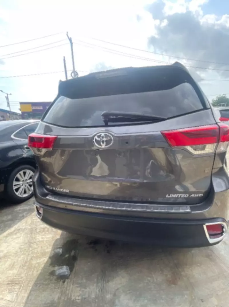 Toyota Highlander   - 2017