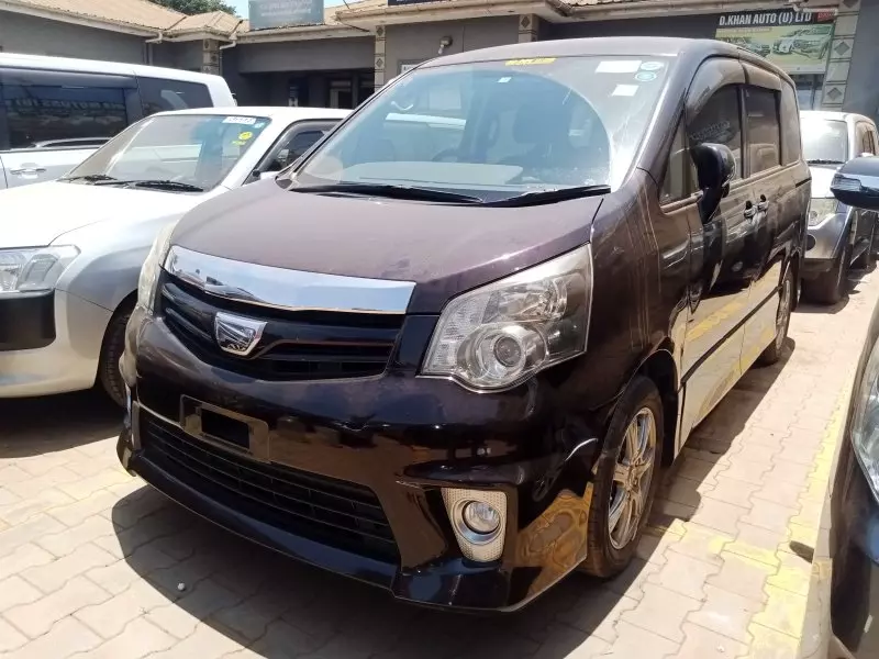 Toyota Noah   - 2011