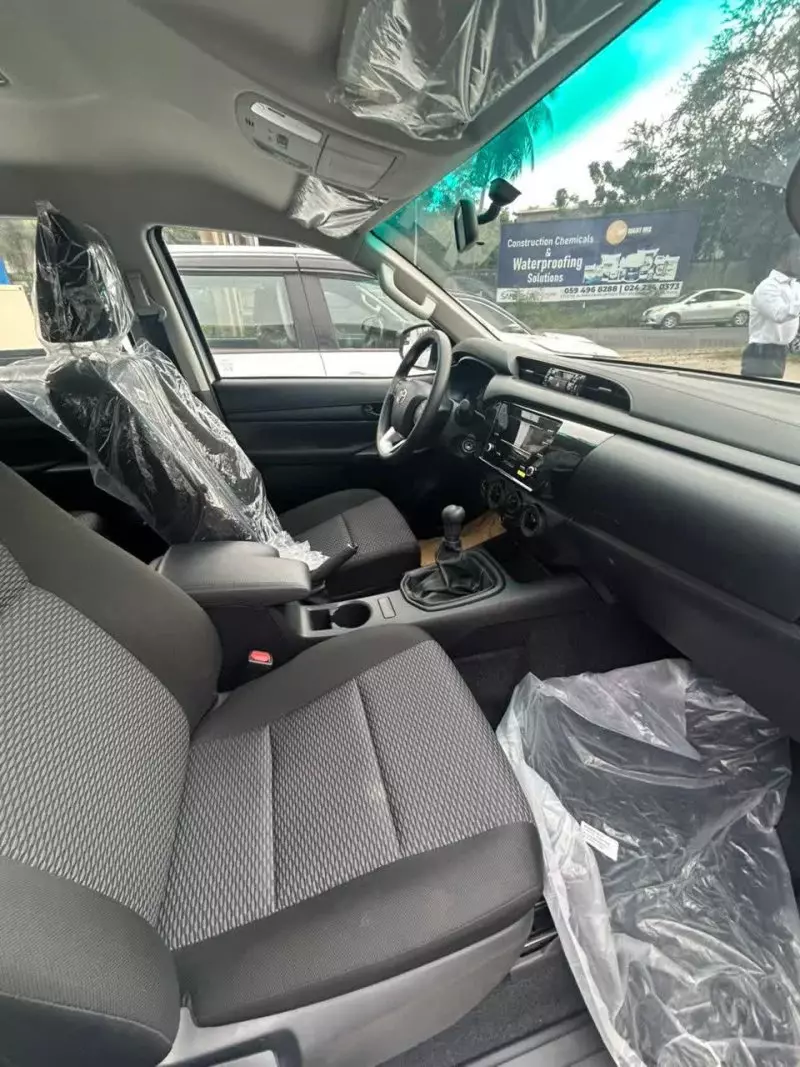 Toyota Hilux    - 2025