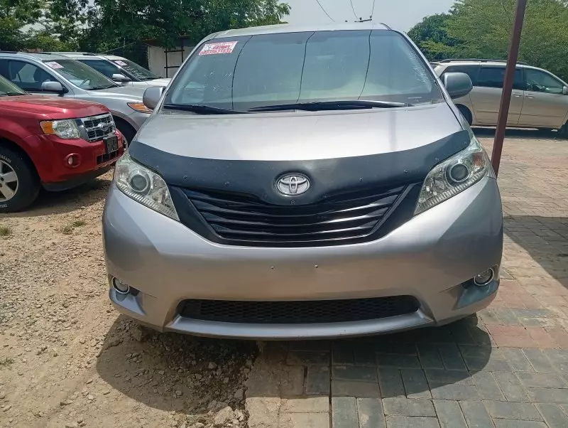Toyota Sienna   - 2011